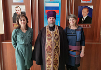 В Кургане священник поздравил коллектив школы с Новым годом и Рождеством