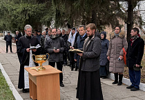 В Кургане освятили Поклонный крест в локомотивном депо