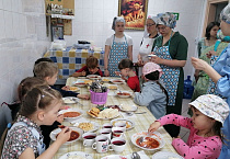 В Кургане члены проекта  «Школа милосердия» накормили участников игры «Зарница»