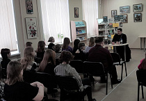 Курганский священник в День православной книги говорил со студентами о роли наставника