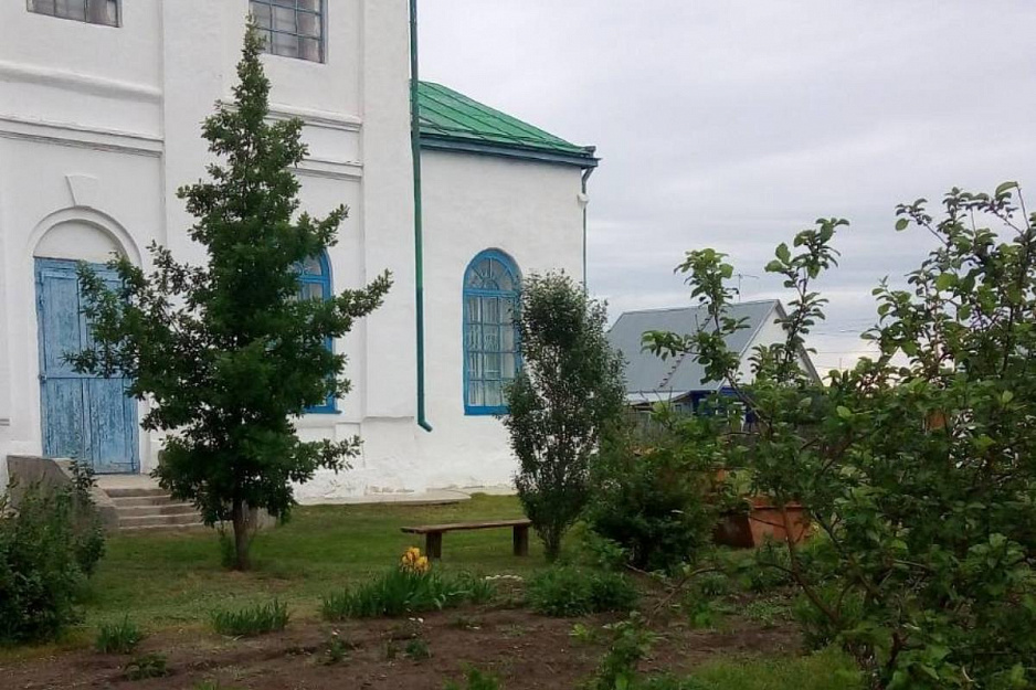 В микрорайоне Черёмухово города Кургана  облагородили прихрамовую территорию