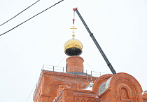 Величественный крест установили на храме села Половинное