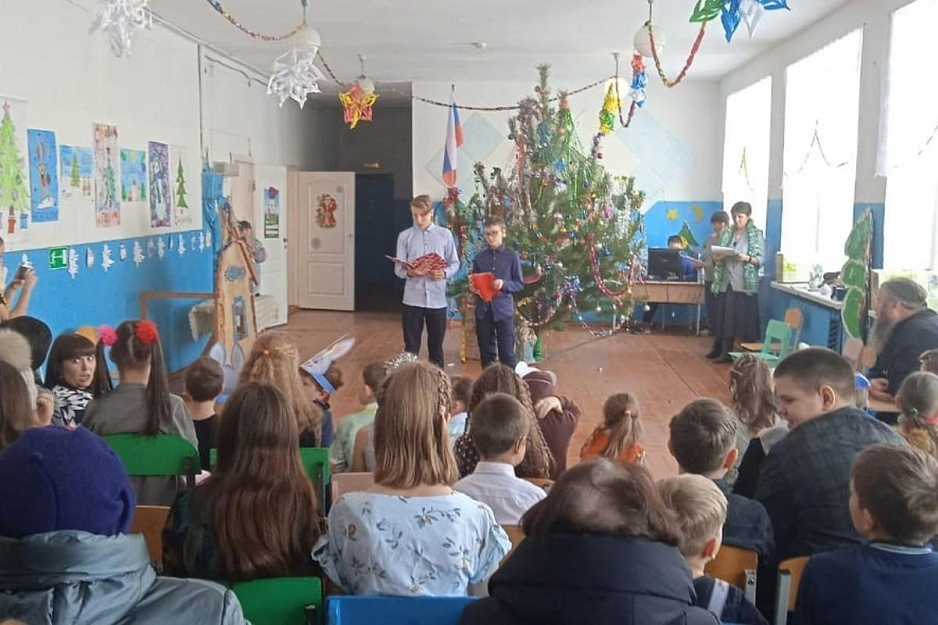 В сельской школе Зауралья священник поздравил хорошистов и отличников