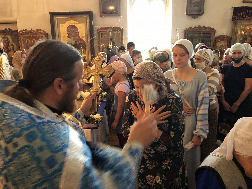 В курганском храме благословили школьников на новый учебный год