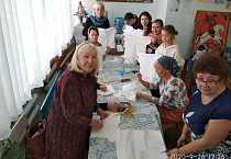 В Кургане участницы проекта "Швейная мастерская "Нить добра" сшили крестильные рубашки