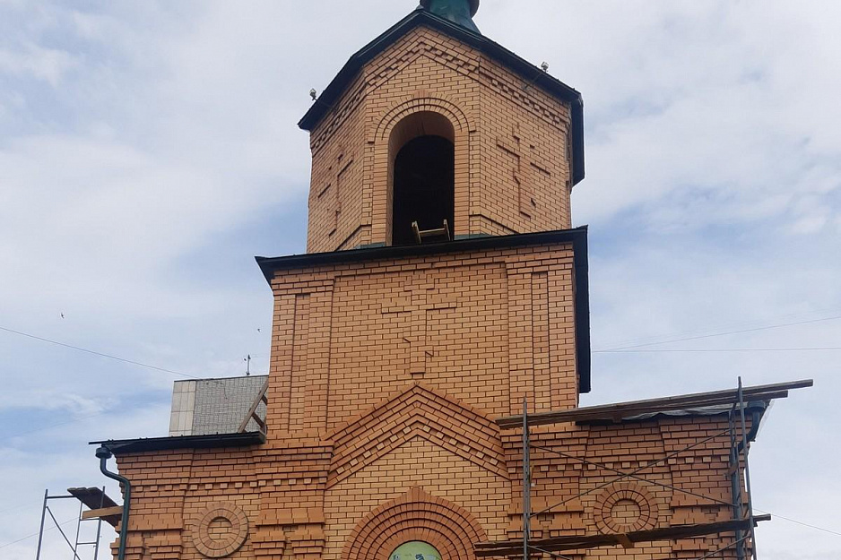 В Пантелеимоновском храме Кургана обновили крышу на колокольне