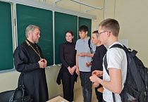 Сельский священник провёл беседу со школьниками