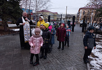 Настоятель Введенского храма провёл экскурсию для маленьких гостей