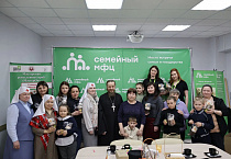 В Кургане священник и сестры милосердия посетили Центр помощи семье и детям