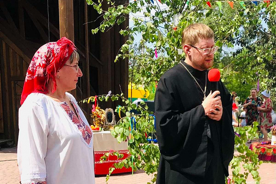 В Кургане священник принял участие в «Троицких гуляниях»