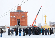 Величественный крест установили на храме села Половинное
