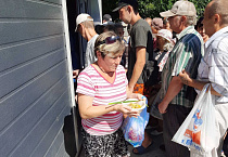 На прошлой  неделе в курганском «Сквере милосердия» было выдано 300 булок хлеба