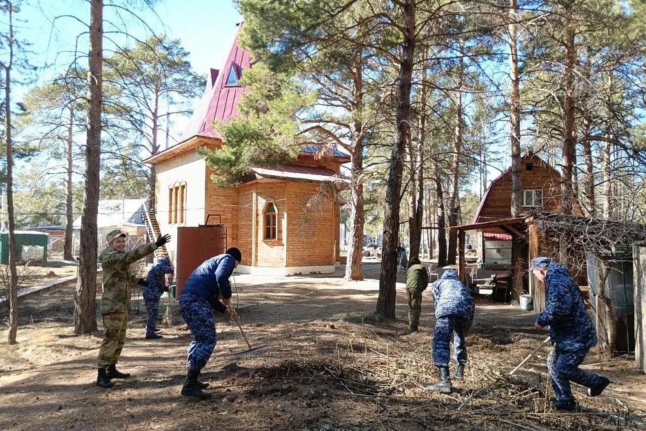 В Кургане росгвардейцы и кадеты навели порядок на территории гарнизонного храма