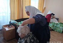Курганские сёстры милосердия и добровольцы провели в доме-интернате акцию «Серебряный волос»
