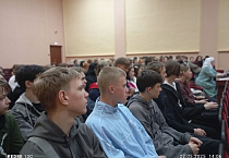 В Кургане священник и студенты обсудили проблему семейных отношений