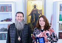 Митрополит Даниил вручил церковную награду автору православных фильмов Елене Саенко