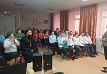 Настоятель лебяжьевского храма рассказал школьникам о патриотизме в христианстве