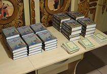 В Кургане активные прихожанки получили в дар православные книги
