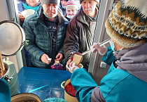 Курганский священник провёл беседы со страждущими в Сквере Милосердия
