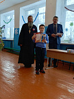 В Зауралье сельский священник  принял участие в школьном новогоднем празднике