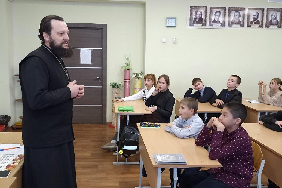 В Лебяжье священник побывал на уроке у пятиклассников
