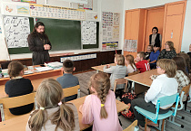 В сельской школе Зауралья священник побеседовал с детьми о силе слова