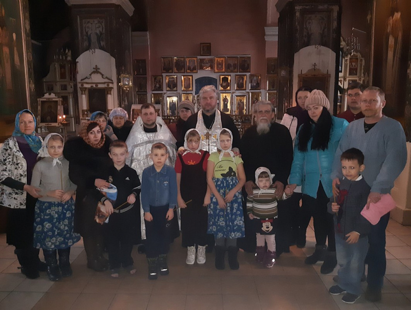 В Свято-Введенском храме села Введенское Кетовского района крестили семь детей из малообеспеченных семей