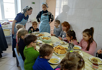 Участники курганского проекта «Школа милосердия» продолжают радовать юных прихожан вкусными обедами