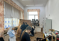 Ученики курганской школы помогают сёстрам милосердия в изготовлении окопных свечей и маскировочных сетей