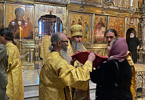Митрополит Даниил совершил Литургию у мощей преподобного Сергия Радонежского