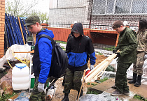 В Кургане представители Росгвардии и подшефные школьники навели порядок на территории Пантелеимоновского храма