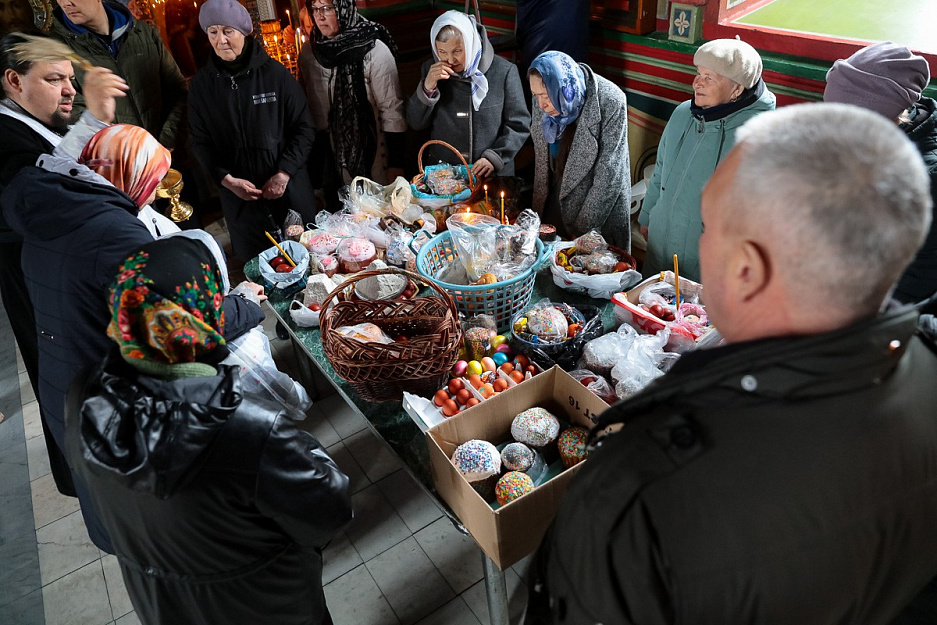 В Александро-Невском кафедральном соборе проходит освящение куличей