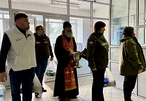 Зауральский священник поздравил с Пасхой бойцов СВО в курганском центре Илизарова