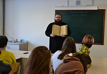 В Кургане благочинный Центрального округа встретился со студентами колледжа культуры