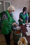 «Сквер милосердия» в Кургане ежедневно кормит страждущих
