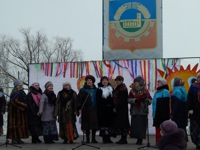 Настоятель и прихожане Петуховского храма приняли участие в проводах масленицы
