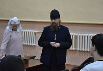 Курганский священник провёл для студентов колледжа акцию в защиту нерождённых младенцев