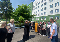 Курганский священник инициировал высадку роз в Госпитале-45