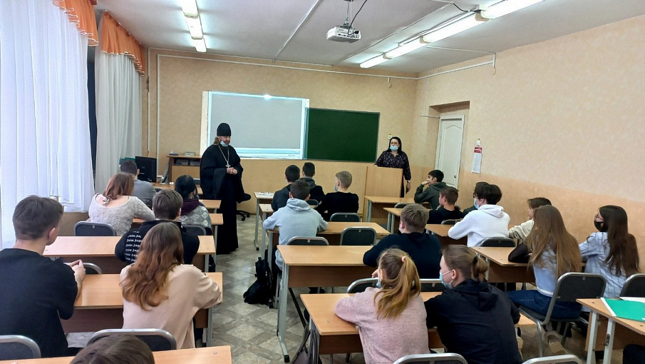Курганский священник рассказал студентам о пагубном влиянии алкоголя на тело и душу человека