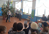 В сельской школе Зауралья священник поздравил хорошистов и отличников