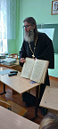 В Зауралье сельский священник рассказал школьникам об истории книгопечатания