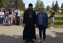 Курганский священник поздравил ребятишек микрорайона Тополя