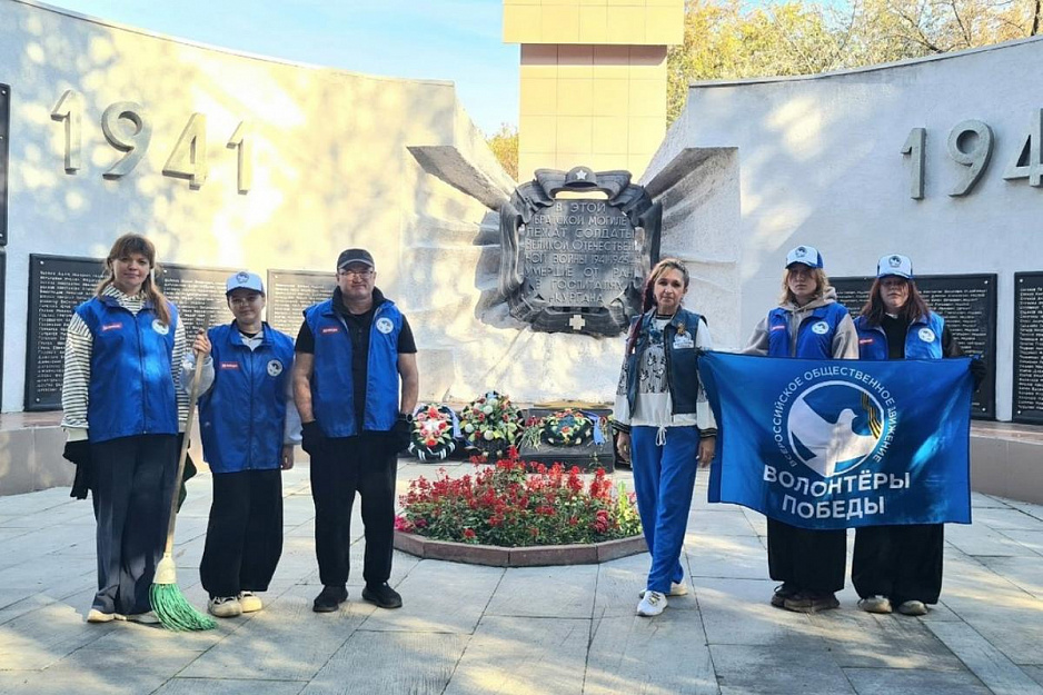 Ученицы курганской православной гимназии приняли участие в субботнике в Парке Победы