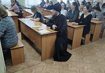 В Кургане священник поблагодарил коллектив школы за участие в совместных делах 