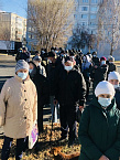С наступлением холодов в курганском «Сквере милосердия» начали раздавать тёплую одежду