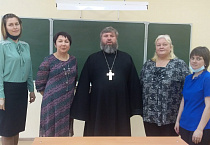 Зауральский священник благословил школьников на изготовление пасхальных сувениров