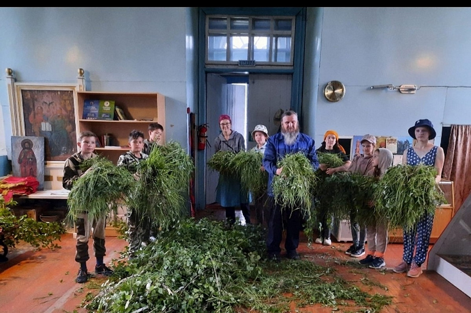 Зауральский священник вместе с сельскими детьми съездил в лес за украшением для храма