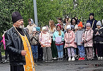 В Петухово священник принял участие в митинге в День памяти и скорби