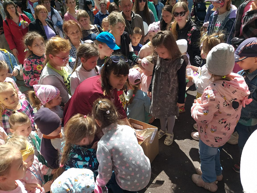 В Кургане Союз православных женщин порадовал подарками участников детского праздника