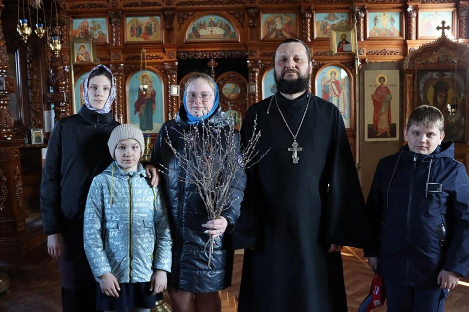 В Лебяжье юные экскурсоводы принесли в храм веточки вербы